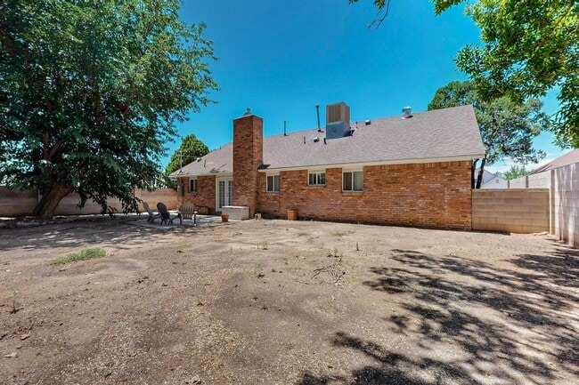 Building Photo - 3 Bedroom 2 Bath with 2 car garage