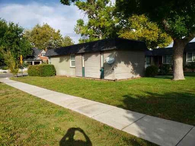 Building Photo - 1 Bed 1 Bath Main Level (no neighbors above or below) Apartment within Walking Distance to Whole ...