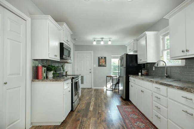 Building Photo - 1700 Eubank St