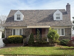 Building Photo - 147 Primrose Dr