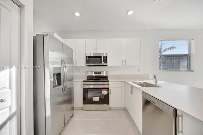 Building Photo - 2455 SE 28th St