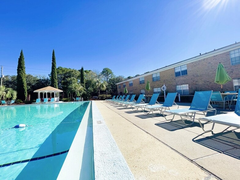 Building Photo - Colony House