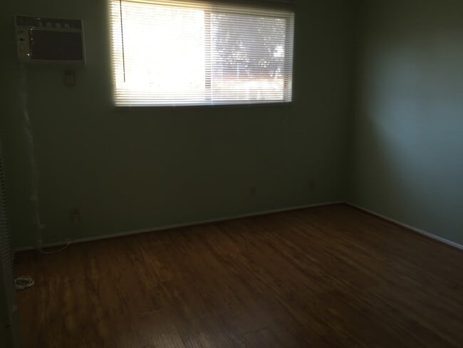 Building Photo - Cozy 2 Bed/2 Bath Condo with In-Unit Washe...