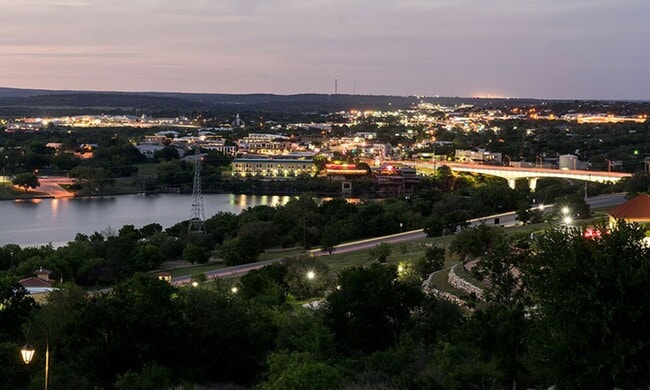 Building Photo - ONE-STORY Home in Marble Falls - 2932 SF with THREE-CAR GARAGE - On a CUL-DE-SAC!