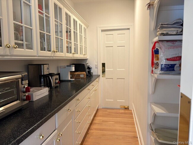 Building Photo - 365 Chablis Path