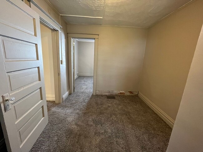 Building Photo - Renovated East Hillside 2 Bedroom 1 Bath S...