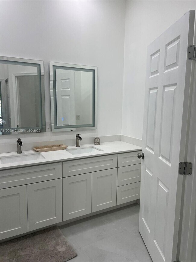 Building Photo - 10664 Paso Fino Dr