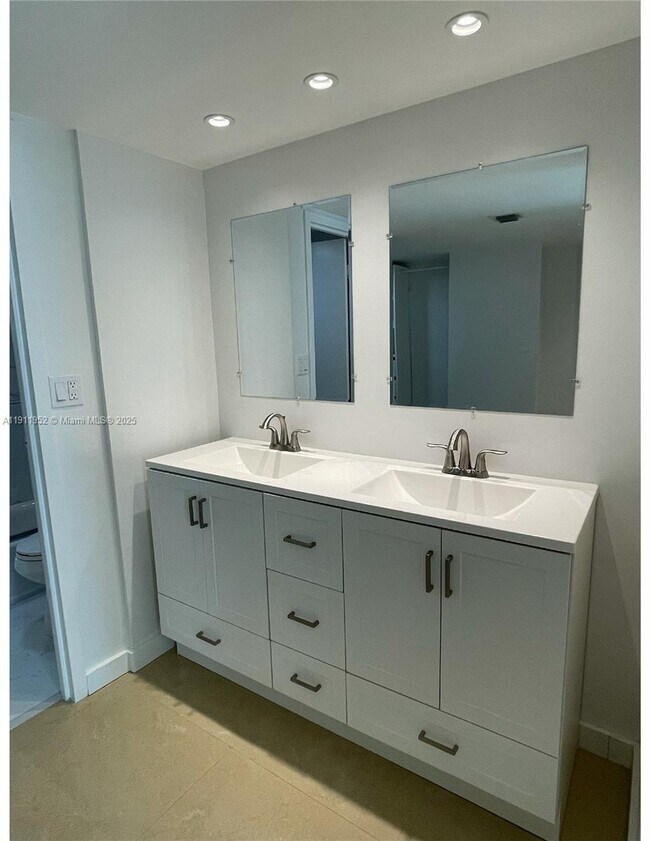 Building Photo - 100 Bayview Dr