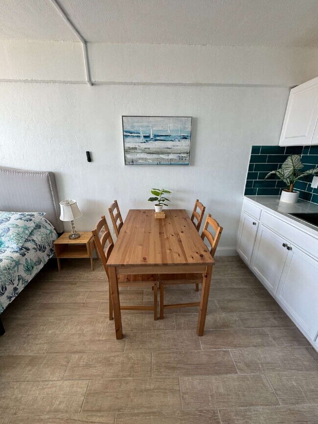 Building Photo - OCEANFRONT STUDIO NEWELY UPDATED
