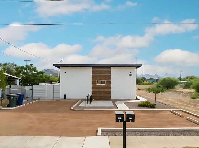 Building Photo - 1011 N Anita Ave