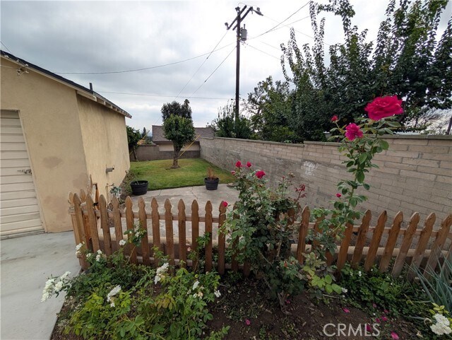 Building Photo - 1108 E Altadena Dr