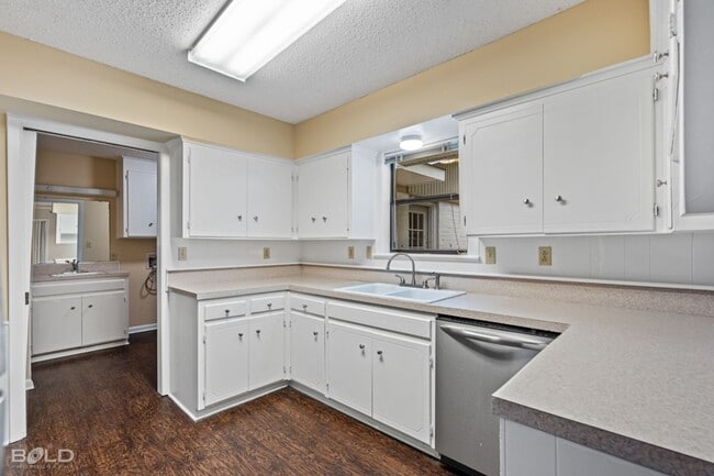 Building Photo - 1502 Suburbia Dr