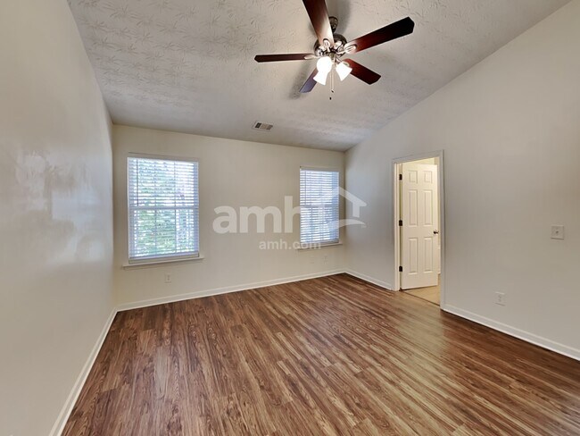 Building Photo - 330 Meadows Ln