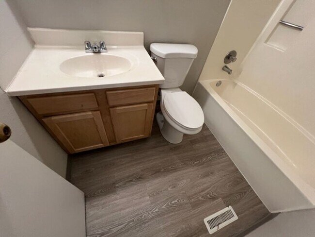 Building Photo - Conveniently Located Downtown Apartment!