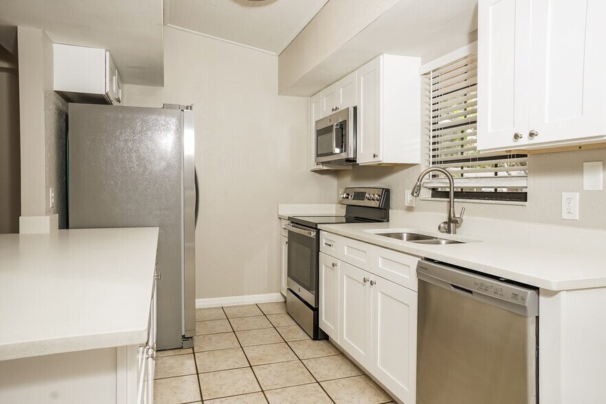 Building Photo - 5785 Colonial Oaks Blvd