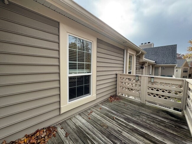 Building Photo - Sun-filled And Spacious 2 Bed 2 Bath Condo...