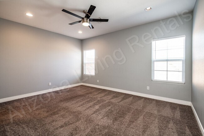 Building Photo - DON'T MISS THIS THREE BEDROOM TOWNHOUSE IN A PRIME LOCATION