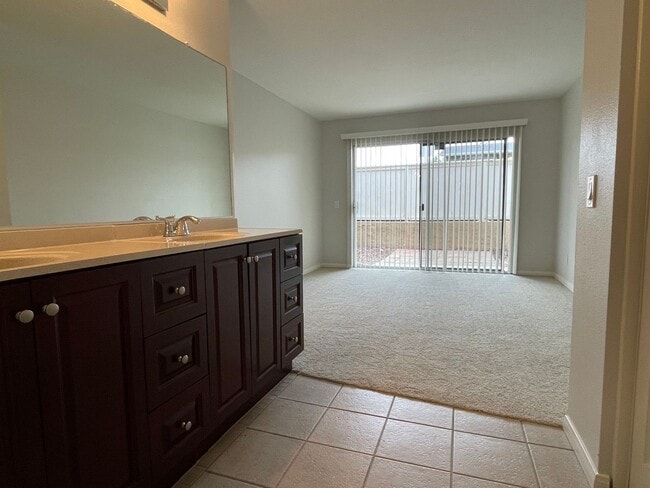 Building Photo - Stunning Two-Story Home in Quail Ridge.