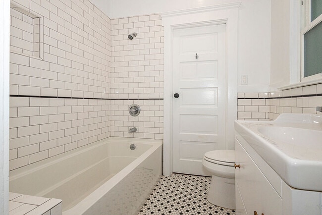 Building Photo - 1616 Bridge St