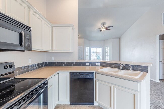 Building Photo - 3 bed 2 bath home