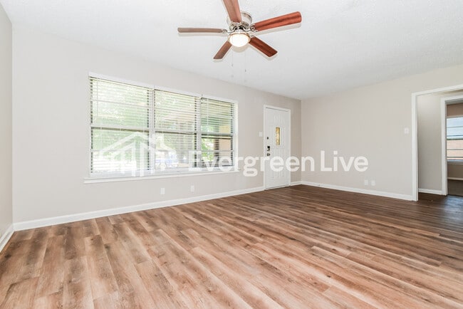 Building Photo - 3504 Hilton Dr