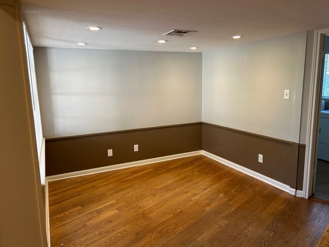 Building Photo - 1702 Maux Dr