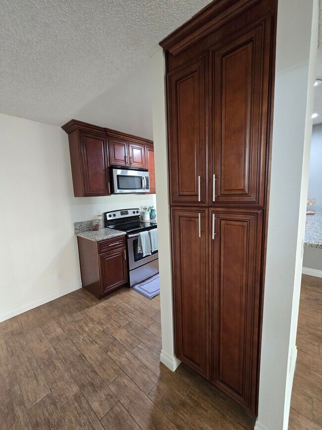 Building Photo - Downstairs 1 Bedroom Unit with Front Patio...