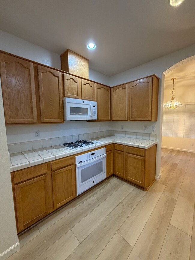 Building Photo - 549 Cascade Dr