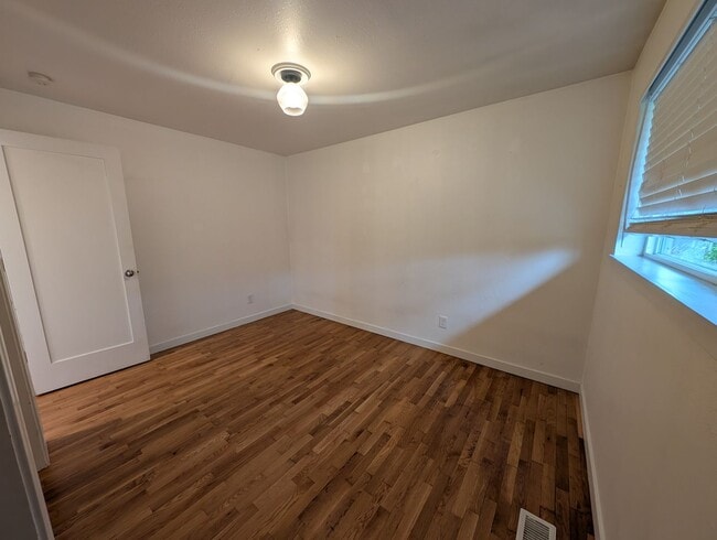 Building Photo - Refreshed 3 Bedroom in Tacoma - HUGE Fenced Yard & Outdoor Space. Available Now!