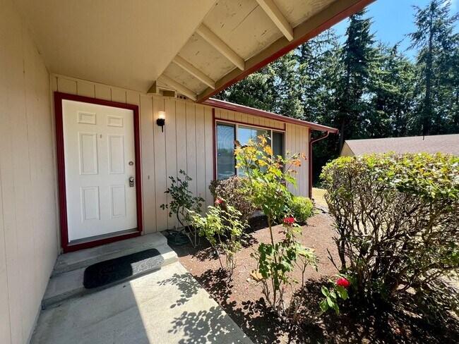 Building Photo - Well Maintained 2BD Duplex - Water Included