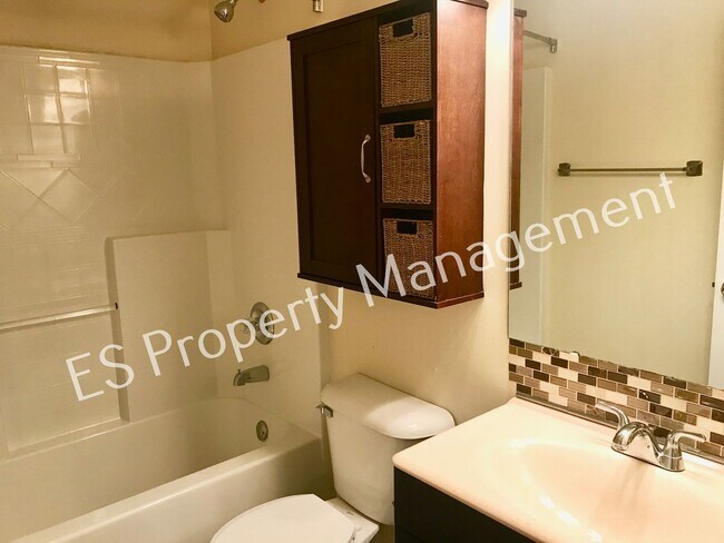 Building Photo - Great 3 Bedroom 2 Bathroom Ranch Style Hom...