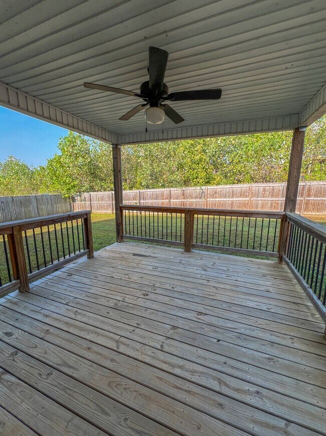 Building Photo - Stunning Single-Family Home! 2 Car Garage,...