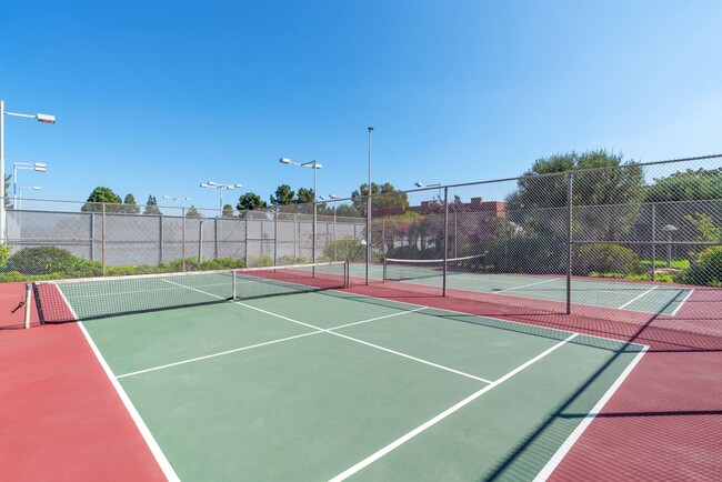 Building Photo - RPV Remodeled 2 bed 3 bath townhome in gat...