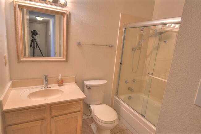 Building Photo - NE Heights 3 Bedroom 2 Bathroom