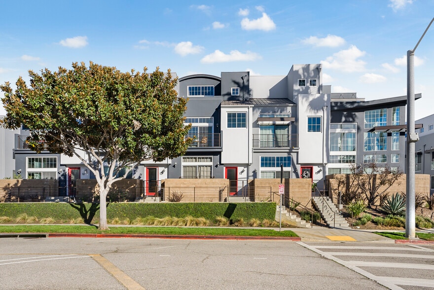 Building Photo - 5350 Playa Vista Dr