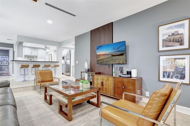 Building Photo - 1128 W Cypress Dr