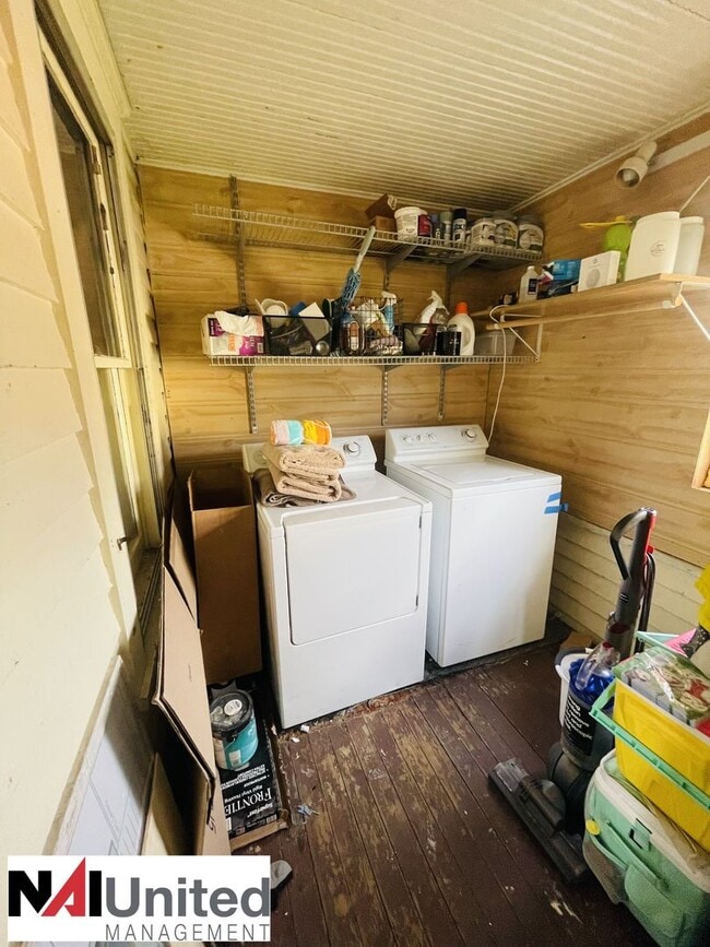Building Photo - 5 bedroom, 2.5 bath home located on the We...