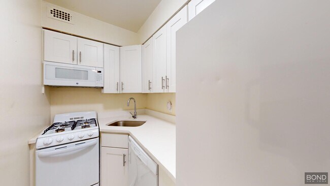 Building Photo - 36 W 73rd St
