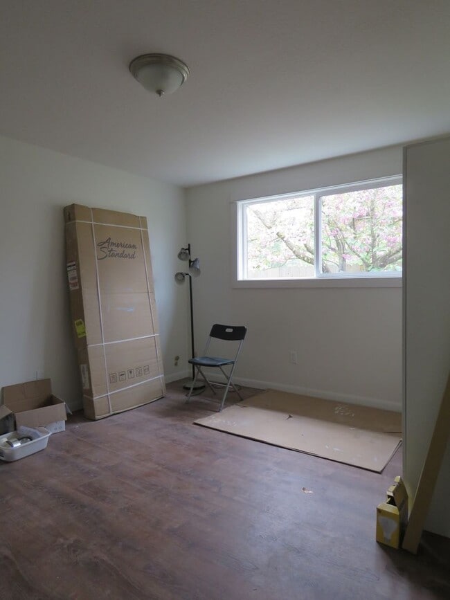 Building Photo - Remodeled Ranch 3 Bedroom 2 Bath with Larg...