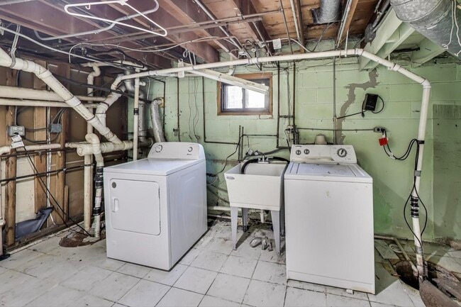 Building Photo - 135 E 55th St