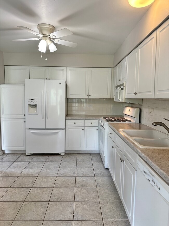 Building Photo - 240 Steeplechase Ct
