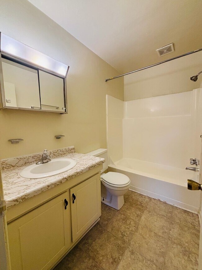 Building Photo - 2 Bedroom, 1.5 Bath Townhouse