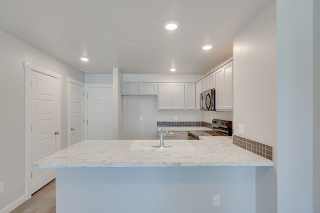 Building Photo - Beautiful, Modern 2 Bedroom Cottage Availa...