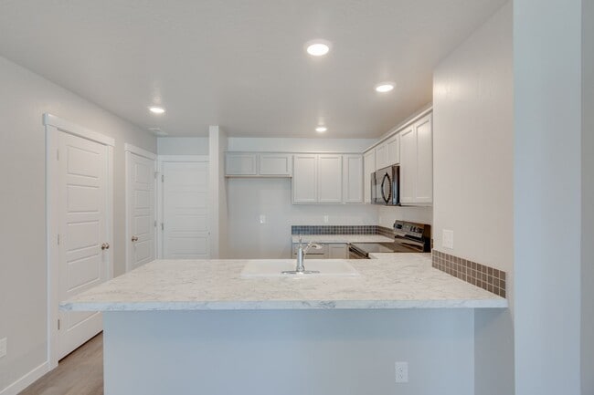 Building Photo - Beautiful, Modern 2 Bedroom Cottage Available!