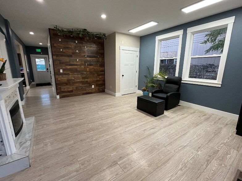 Building Photo - 613 W Clark St