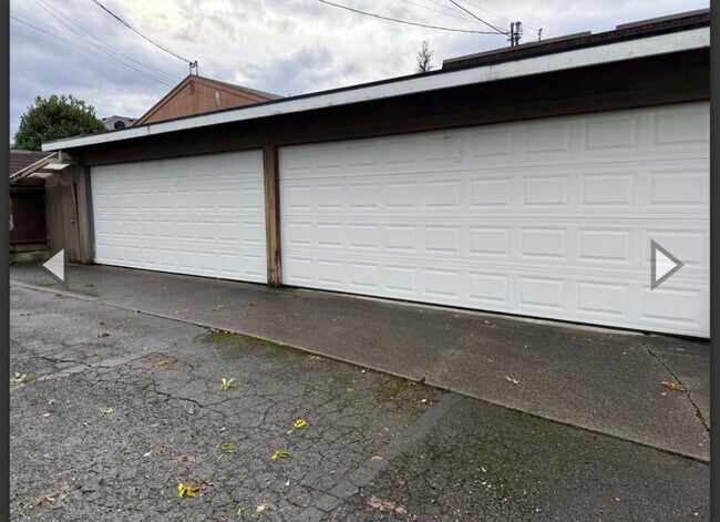 Building Photo - Charming Retro-Style 2BR in Prime Downtown Location