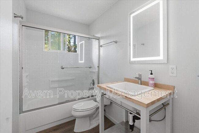 Building Photo - 5023-5033 SW Pasadena Street - 5027