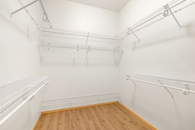 Building Photo - Ground Level Upgraded 2 Bedroom in Sterling Square!