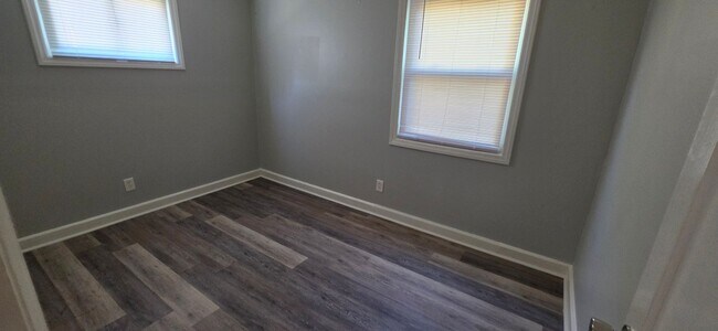 Building Photo - Move in Ready!!