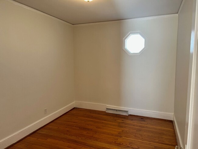 Building Photo - 320 E 20th St